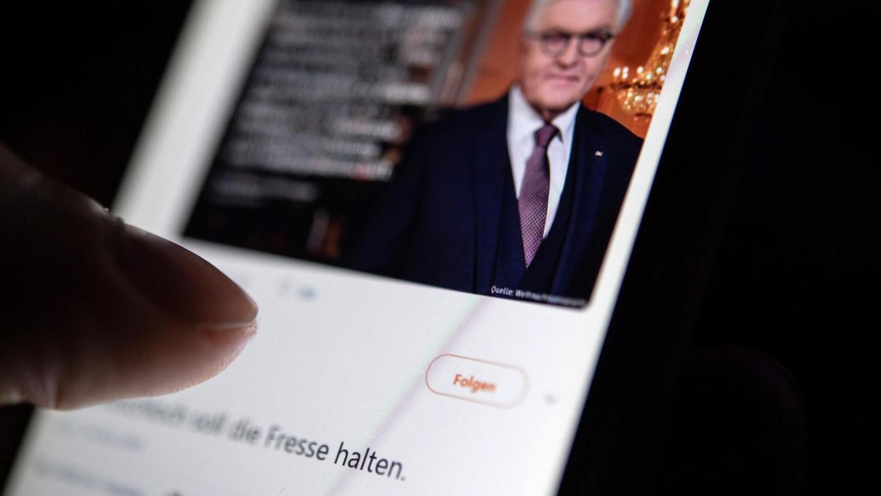 Auf dem Bildschirm eines Smartpones sieht man eine Antwort eines Users auf einen Post auf Twitter. Auf dem Bildschirm eines Smartpones sieht man eine Antwort eines Users auf einen Post auf Twitter.