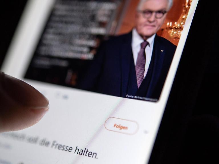 Auf dem Bildschirm eines Smartpones sieht man eine Antwort eines Users auf einen Post auf Twitter.