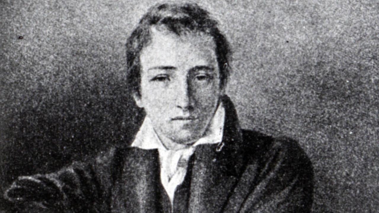 Heinrich Heine als junger Mann blickt den Zeichner direkt an.