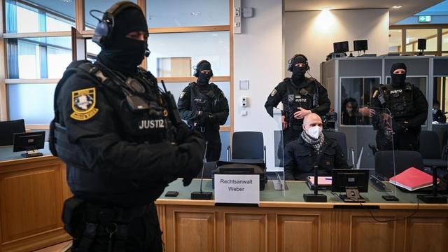Der angeklagte Stephan Balliet sitzt schwer bewacht im Landgericht von Magdeburg