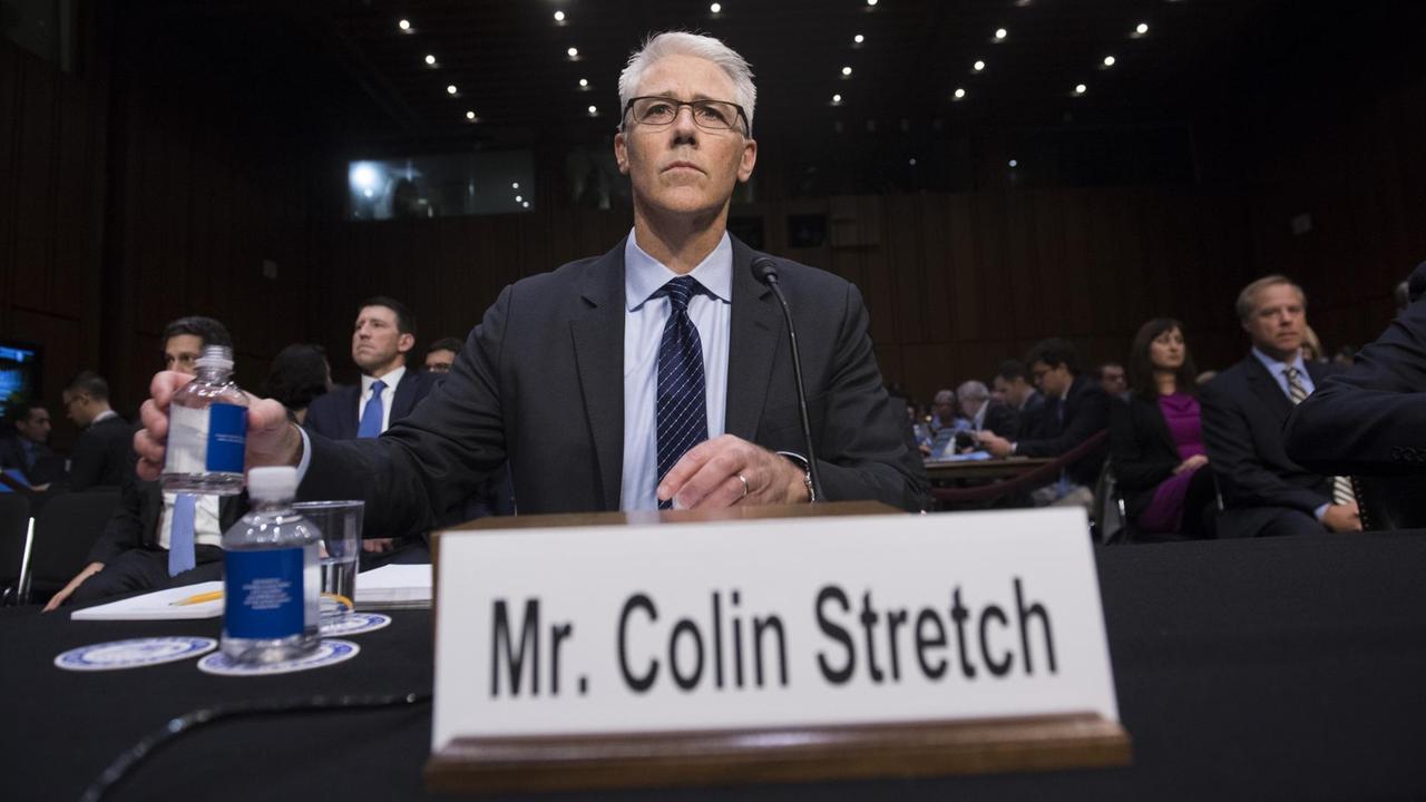 Der Vizechef und Jurist von Facebook, Colin Stretch, vor dem US-Senat. Der Vizechef und Jurist von Facebook, Colin Stretch, vor dem US-Senat.