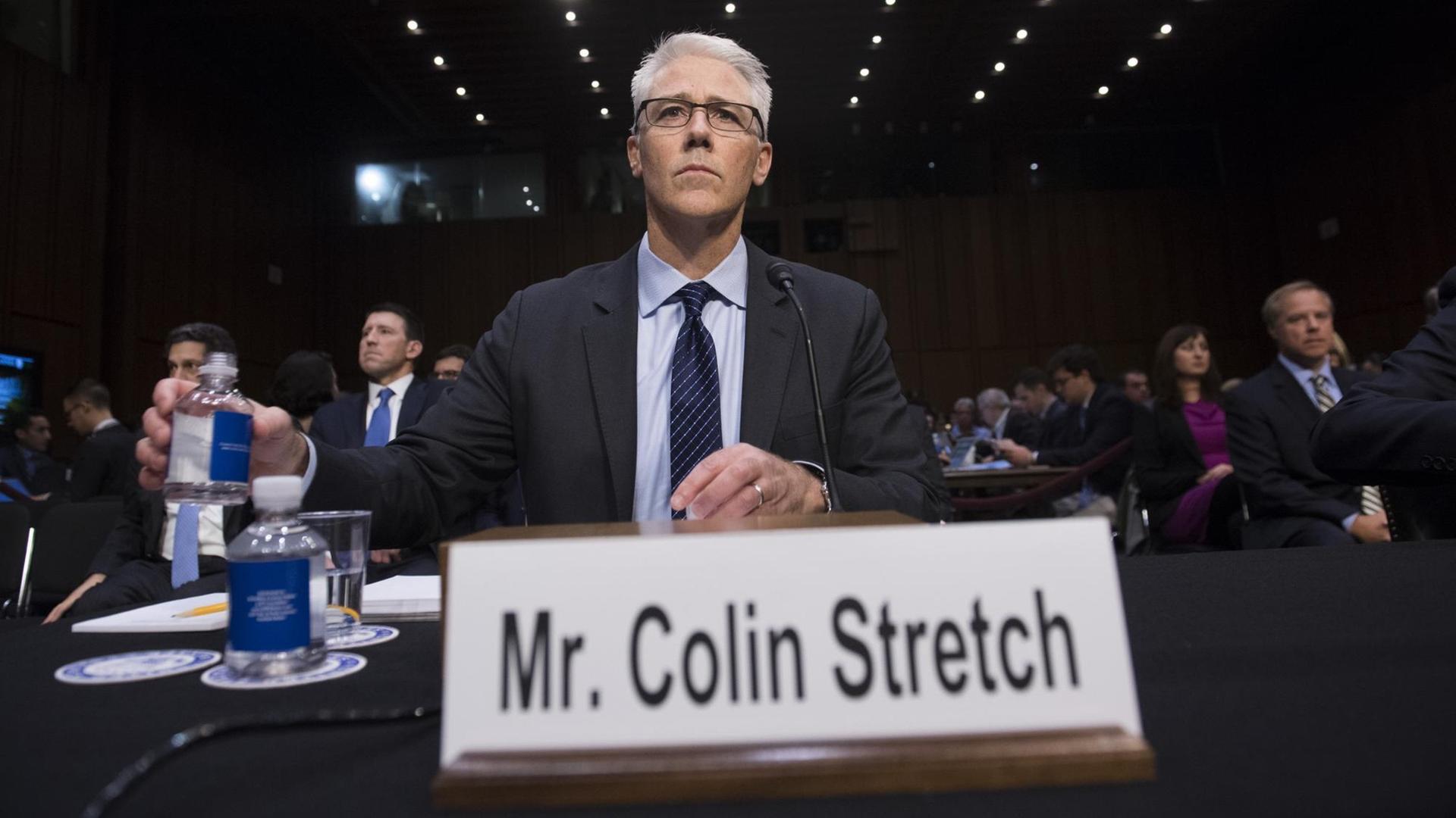 Der Vizechef und Jurist von Facebook, Colin Stretch, vor dem US-Senat. Der Vizechef und Jurist von Facebook, Colin Stretch, vor dem US-Senat.