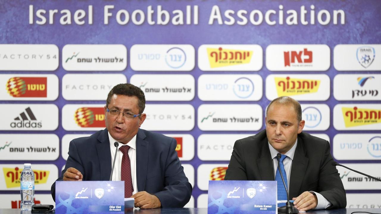 Ofer Eini, Präsident des Israelischen Fußball-Verbands, und Rotem Kamer, der Vorstandsvorsitzende, bei einer Pressekonferenz nach der Absage des Testspiels durch Argentinien. Ofer Eini, Präsident des Israelischen Fußball-Verbands, und Rotem Kamer, der Vorstandsvorsitzende, bei einer Pressekonferenz nach der Absage des Testspiels durch Argentinien.