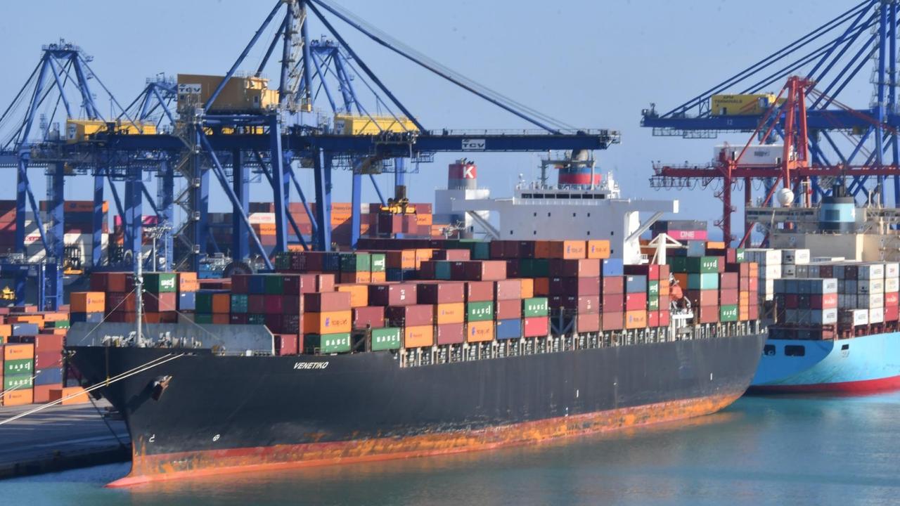 Das Foto zeigt ein Containerschiff im Hafen von Valencia, Spanien.