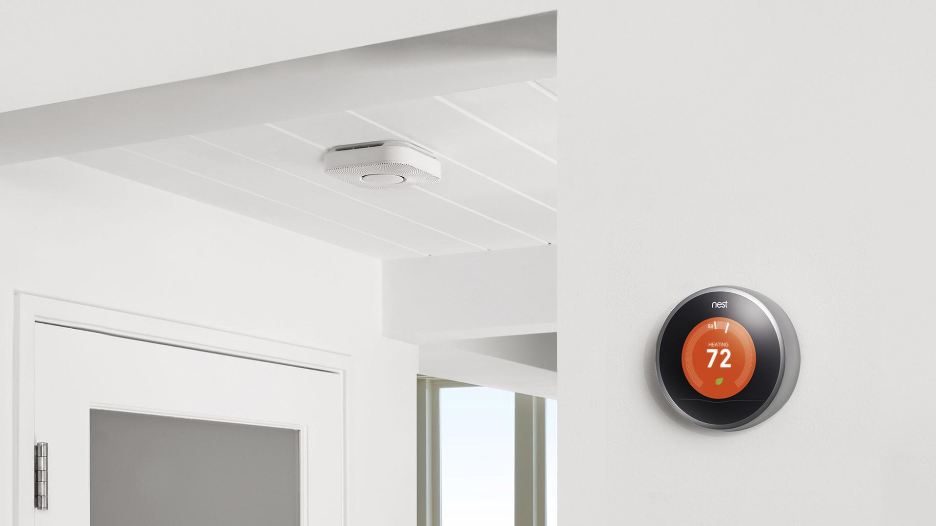 Rauchmelder von Nest Labs Inc. in einer Wohnung Rauchmelder von Nest Labs Inc. in einer Wohnung