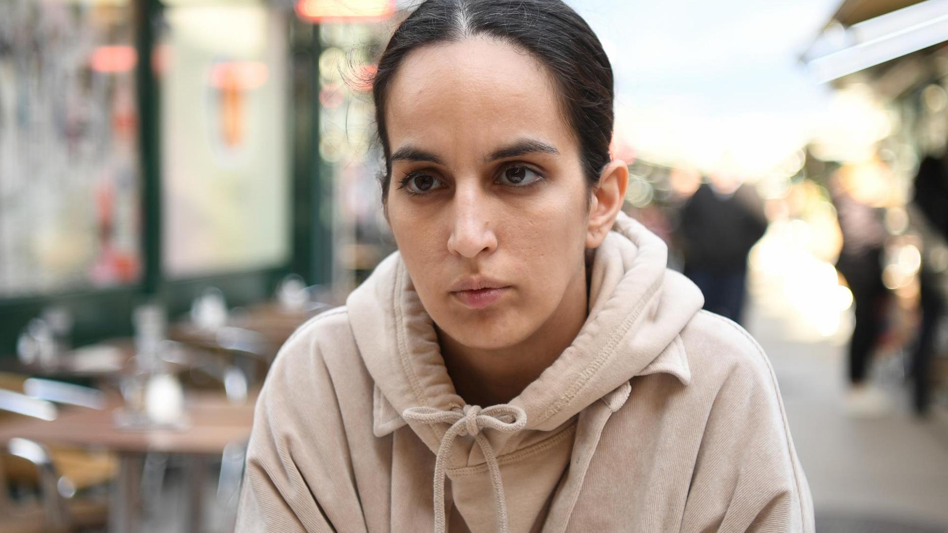 Die Rapperin Ebow spricht in die Kamera. Die Rapperin Ebow spricht in die Kamera.
