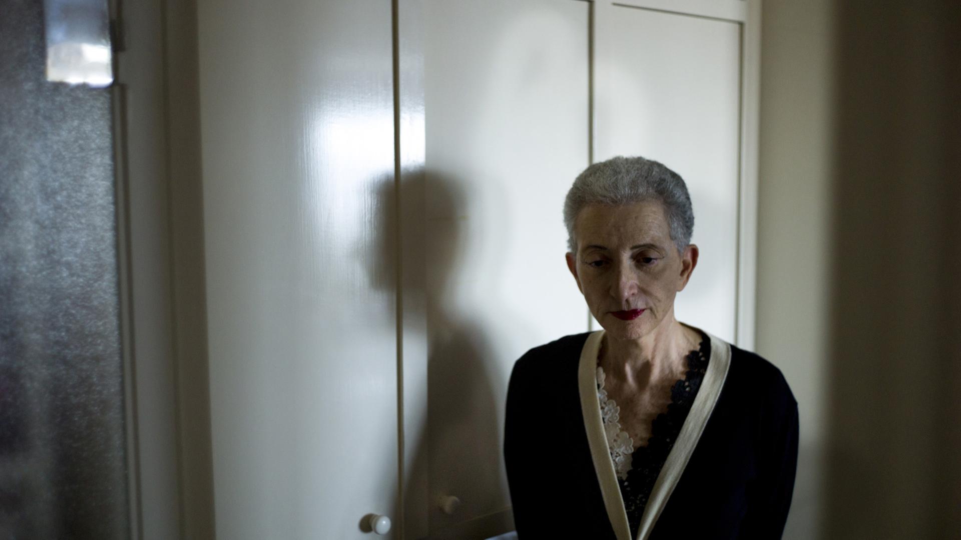 Die französische Essayistin, Romanautorin und Dramatikerin Hélène Cixous in ihrer Wohnung in Paris, September 2013 Die französische Essayistin, Romanautorin und Dramatikerin Hélène Cixous in ihrer Wohnung in Paris, September 2013
