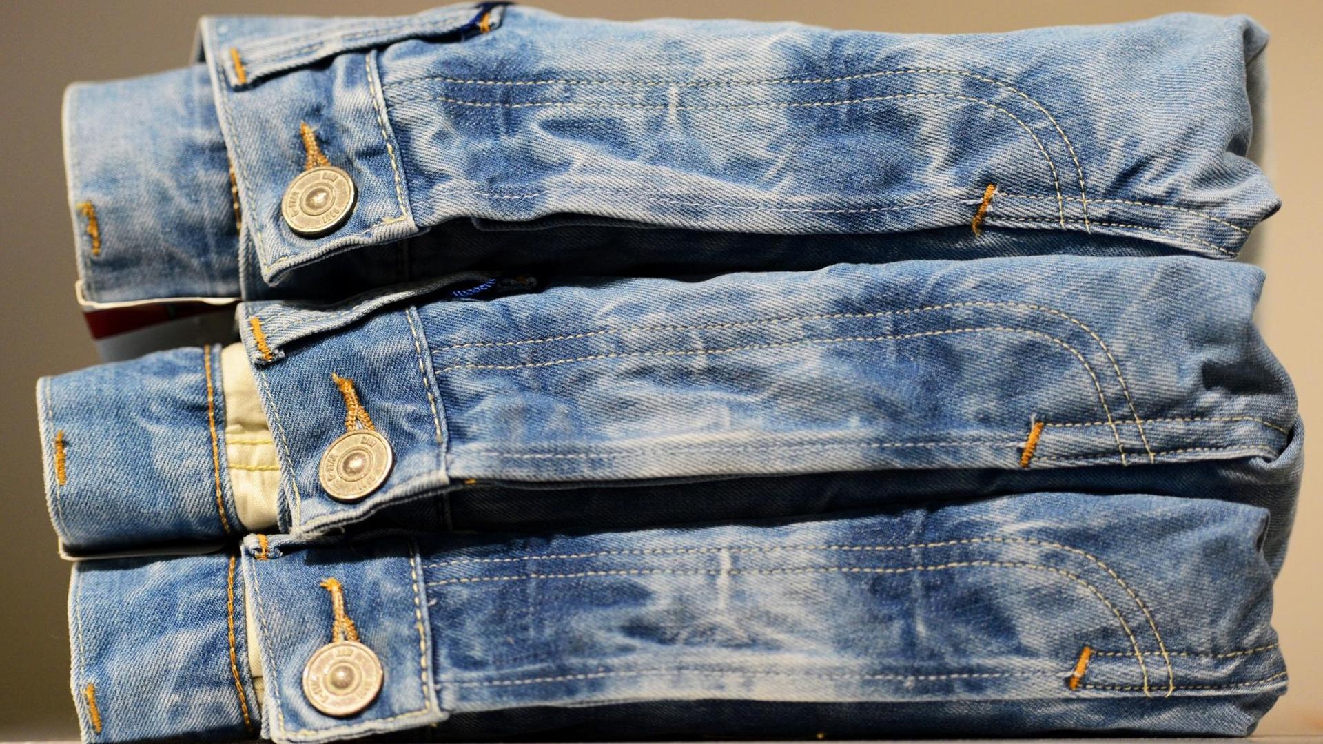 Ein Stapel mit Jeanshosen in einem Geschäft in Berlin. Ein Stapel mit Jeanshosen in einem Geschäft in Berlin.