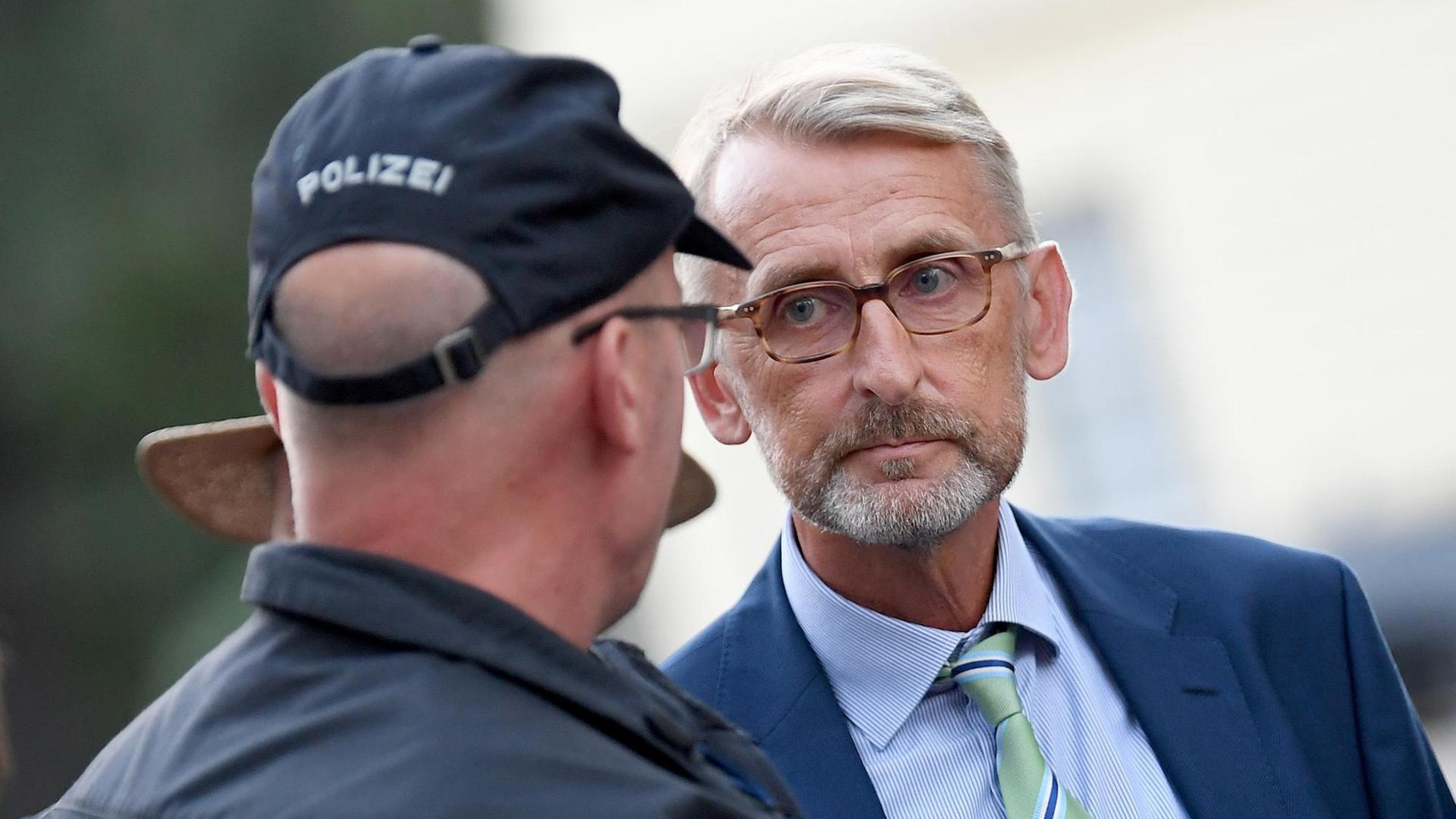 Armin Schuster (CDU, r.), beim Herbstempfang der Präsidenten der Sicherheitsbehörden BfV, BND, BKA und Bundespolizei. Foto: Britta Pedersen/dpa-Zentralbild/dpa | Verwendung weltweit Armin Schuster (CDU, r.), beim Herbstempfang der Präsidenten der Sicherheitsbehörden BfV, BND, BKA und Bundespolizei. Foto: Britta Pedersen/dpa-Zentralbild/dpa | Verwendung weltweit