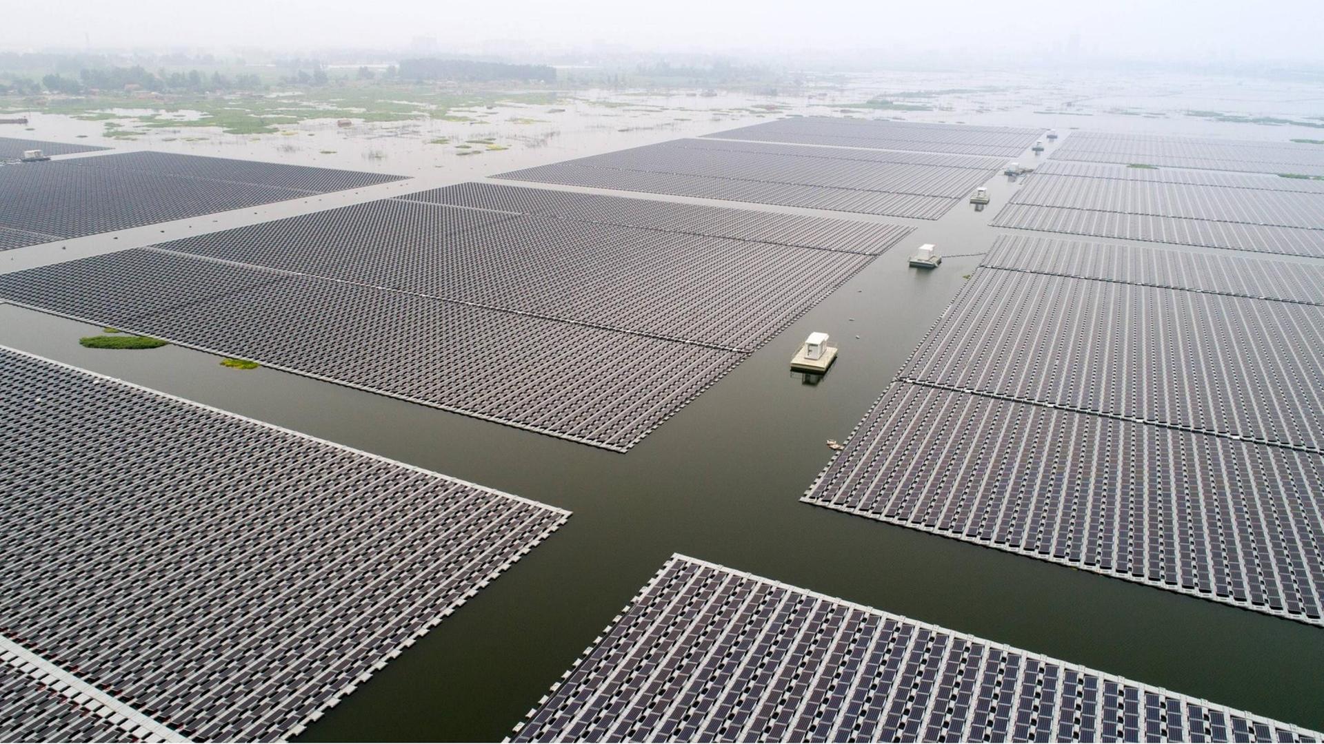 Ein PV-Kraftwerk schwimmt in den Gewässern des Kohletagebaus in der Stadt Huainan in der ostchinesischen Provinz Anhui.