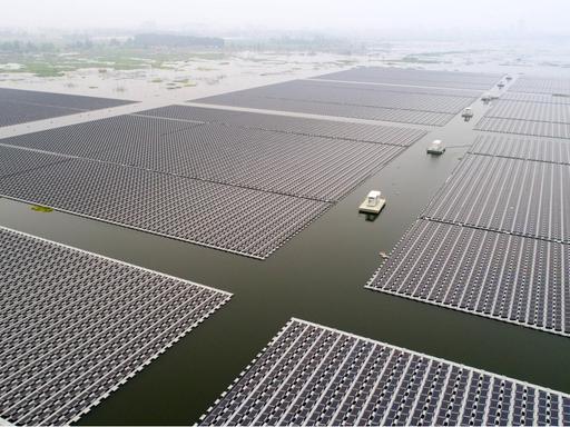 Ein PV-Kraftwerk schwimmt in den Gewässern des Kohletagebaus in der Stadt Huainan in der ostchinesischen Provinz Anhui.