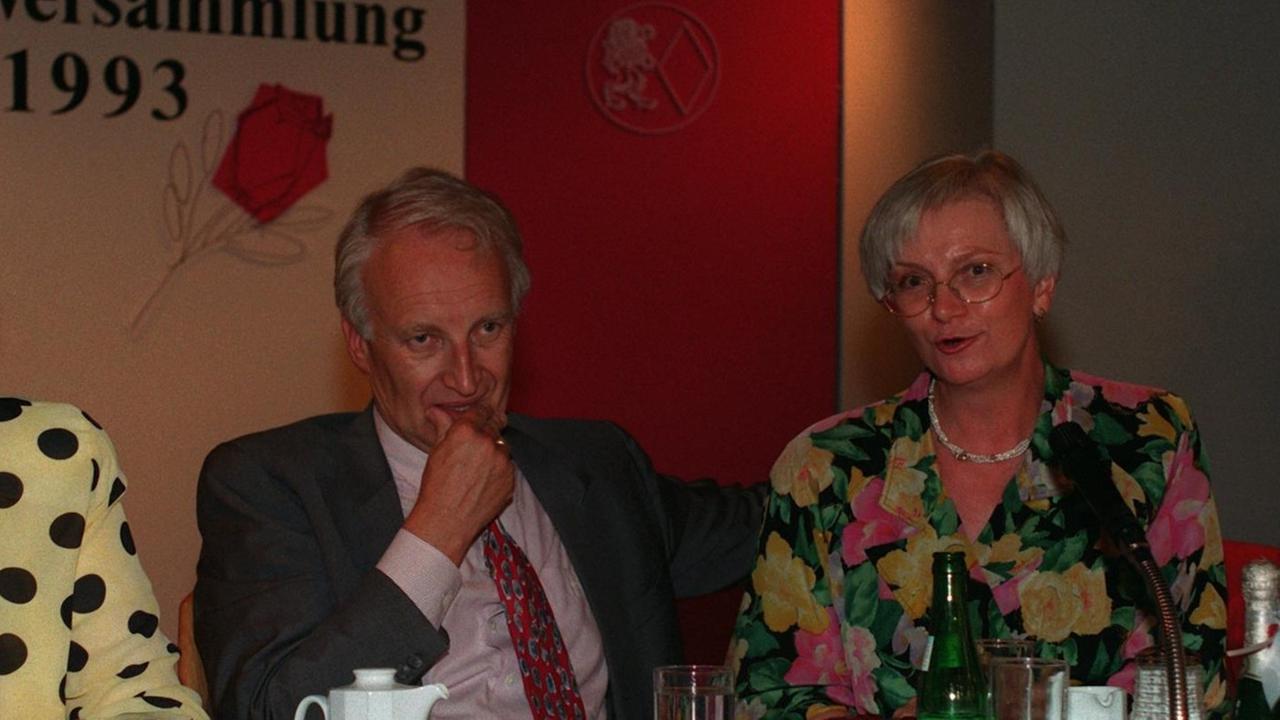 Edmund Stoiber (CSU), Ministerpräsident von Bayern, sitzt am 10.7.1993 auf der Landesversammlung der CSU-Frauenunion in Bad Windsheim zwischen der Staatssekretärin Barbara Stamm (l) und der früheren Bauministerin Gerda Hasselfeldt. | Verwendung weltweit