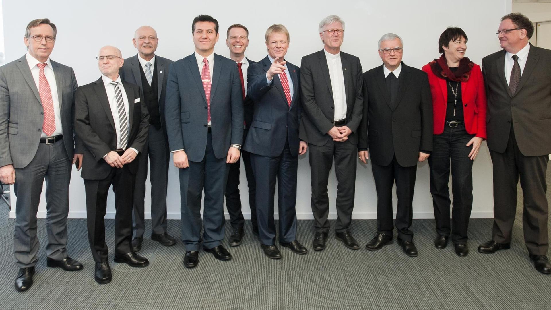 Vertreter von zehn Organisationen haben zu einem Bündnis für Weltoffenheit, Solidarität, Demokratie und Rechtsstaat aufgerufen Vertreter von zehn Organisationen haben zu einem Bündnis für Weltoffenheit, Solidarität, Demokratie und Rechtsstaat aufgerufen