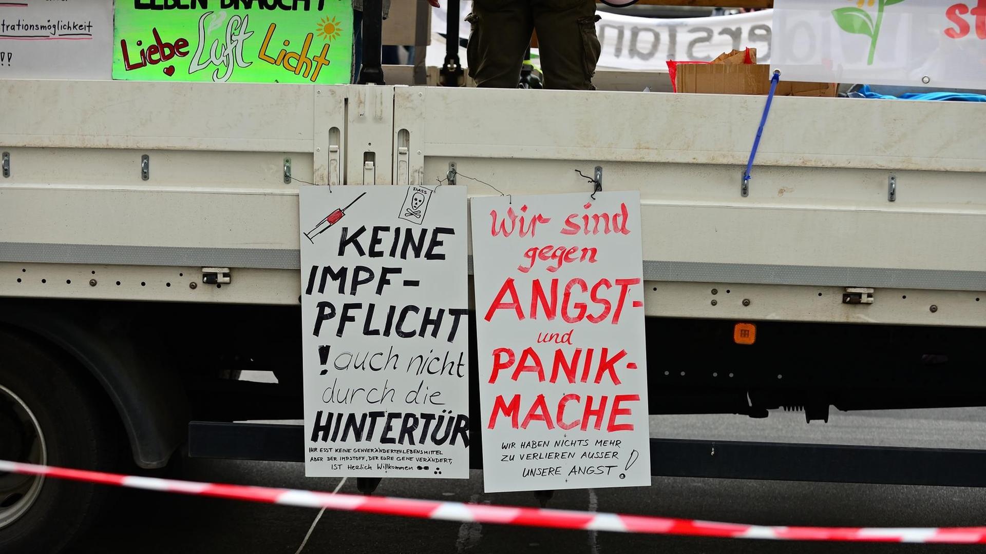 "Querdenken"-Demonstration in Frankfurt. Hier Schilder am Fahrzeug der Querdenken-Kundgebung.