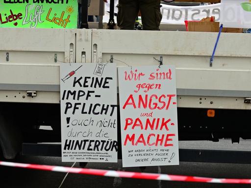 "Querdenken"-Demonstration in Frankfurt. Hier Schilder am Fahrzeug der Querdenken-Kundgebung.