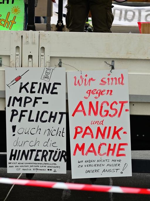 "Querdenken"-Demonstration in Frankfurt. Hier Schilder am Fahrzeug der Querdenken-Kundgebung.