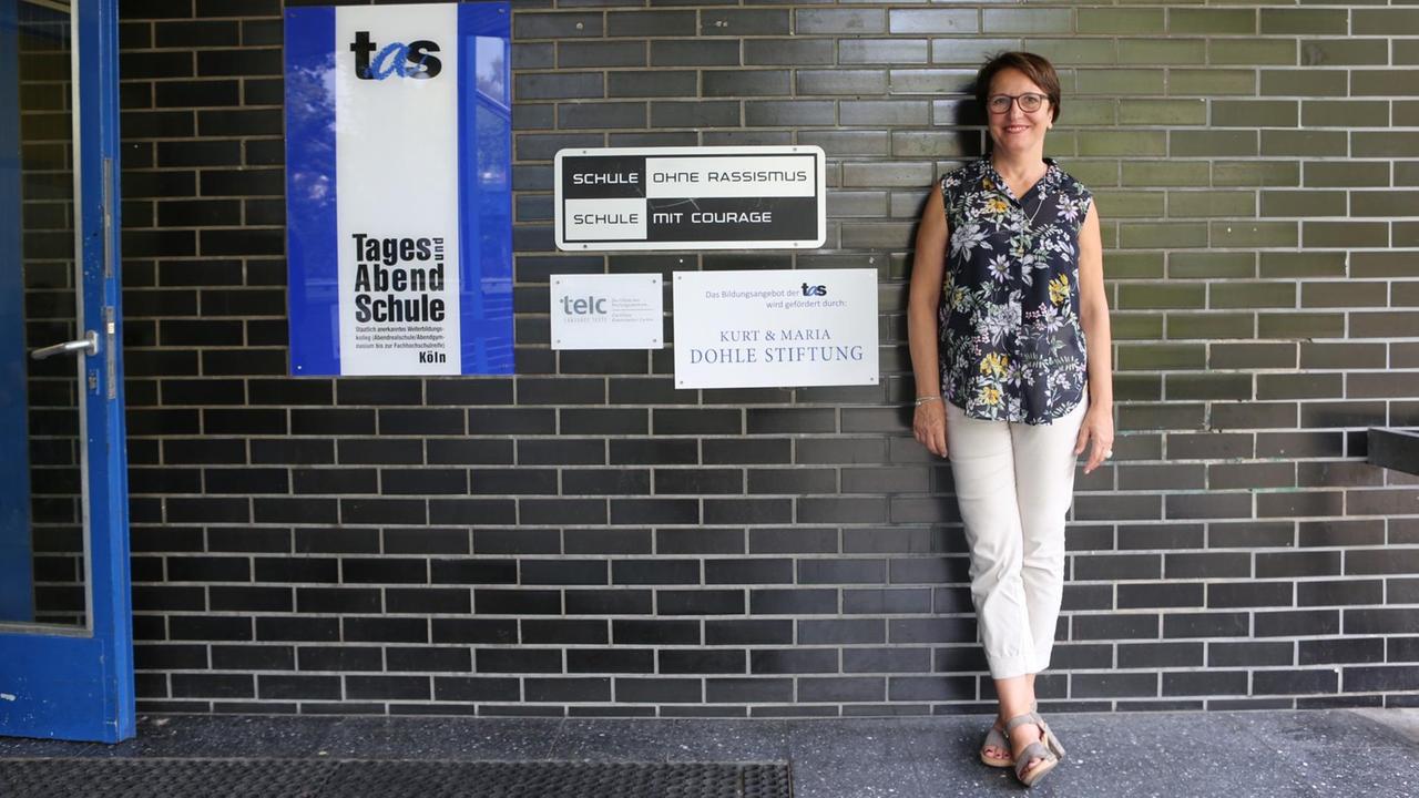 Schulleiterin Gudrun Hersebrock am Eingang der Tages- und Abendschule TAS in Köln Schulleiterin Gudrun Hersebrock am Eingang der Tages- und Abendschule TAS in Köln