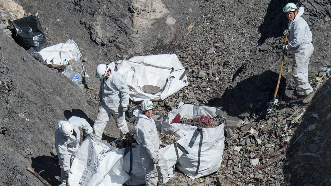 Helfer beim Einsatz an der Absturzstelle des Germanwings-Flugzeuges in den französischen Alpen nahe Seyne-les-Alpes. Helfer beim Einsatz an der Absturzstelle des Germanwings-Flugzeuges in den französischen Alpen nahe Seyne-les-Alpes.