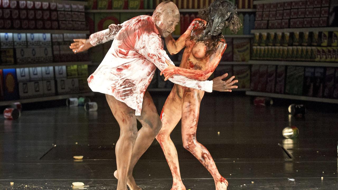 "Die 120 Tage von Sodom", Theaterstück nach Marquis de Sade und Pier Paolo Pasolini, Regie: Johann Kresnik, in der Volksbühne Berlin, (v.l.): Ismael Ivo (George), Sara Simeoni (Tänzerin). "Die 120 Tage von Sodom", Theaterstück nach Marquis de Sade und Pier Paolo Pasolini, Regie: Johann Kresnik, in der Volksbühne Berlin, (v.l.): Ismael Ivo (George), Sara Simeoni (Tänzerin).