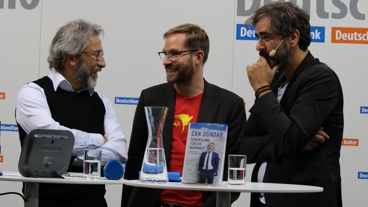 von links nach rechts: Can Dündar, ehem. Chefredakteur der türkischen Zeitung "Cumhuriyet", Oliver Kontny, Historiker, Turkologe, Autor und Übersetzer/Dolmetscher, Deniz Yücel, Türkei-Korrespondent der WeltN24-Gruppe von links nach rechts: Can Dündar, ehem. Chefredakteur der türkischen Zeitung "Cumhuriyet", Oliver Kontny, Historiker, Turkologe, Autor und Übersetzer/Dolmetscher, Deniz Yücel, Türkei-Korrespondent der WeltN24-Gruppe