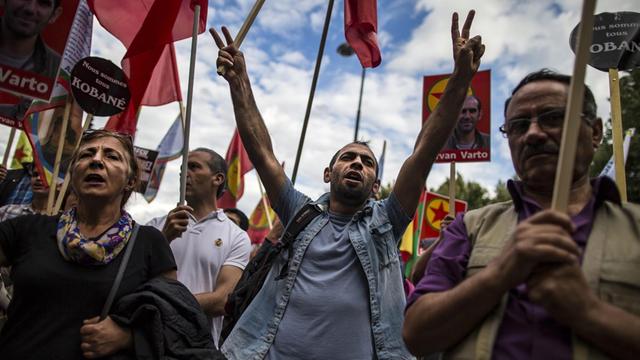 Kurden protestieren am 27.07.2015 in Paris gegen die Luftangriffe der türkischen Regierung auf Stellungen der verbotenen kurdischen Arbeiterpartei PKK