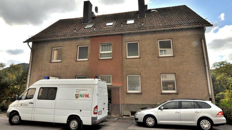Polizeifahrzeuge vor dem Haus in Altena (NRW), auf das der Brandanschlag verübt worden war. Polizeifahrzeuge vor dem Haus in Altena (NRW), auf das der Brandanschlag verübt worden war.