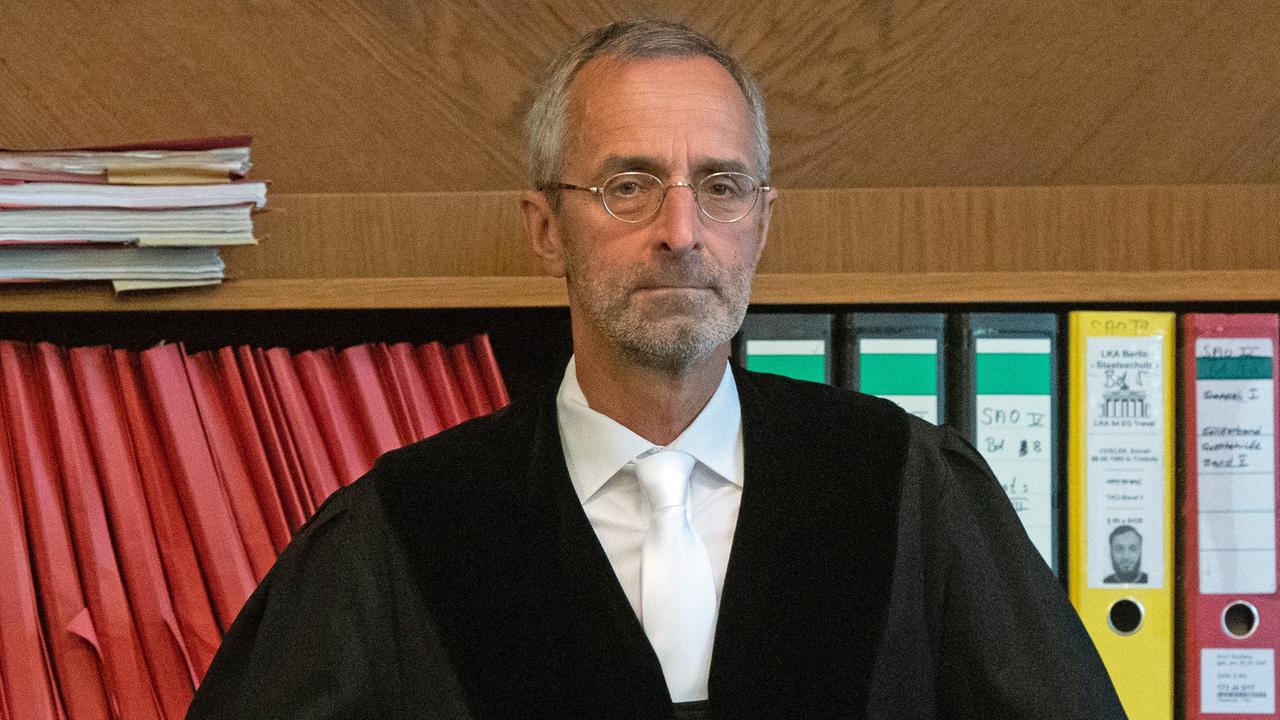 Der Vorsitzende Richter Peter Schuster steht in Berlin zu Beginn der Neuauflage des Prozesses gegen die Kudamm-Raser hinter seinem Stuhl. Der Vorsitzende Richter Peter Schuster steht in Berlin zu Beginn der Neuauflage des Prozesses gegen die Kudamm-Raser hinter seinem Stuhl.