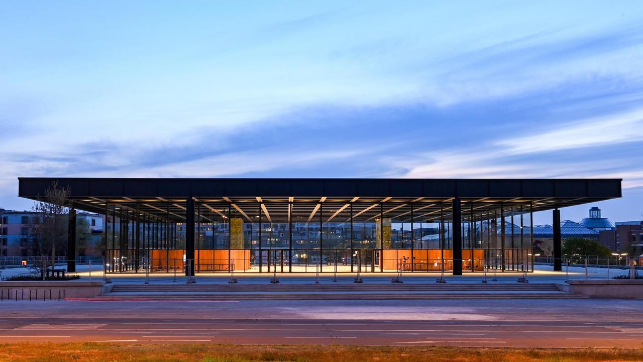 Die Neue Nationalgalerie am Kulturforum in Berlin ist am Abend in der Dämmerung beleuchtet. Die Neue Nationalgalerie am Kulturforum in Berlin ist am Abend in der Dämmerung beleuchtet.