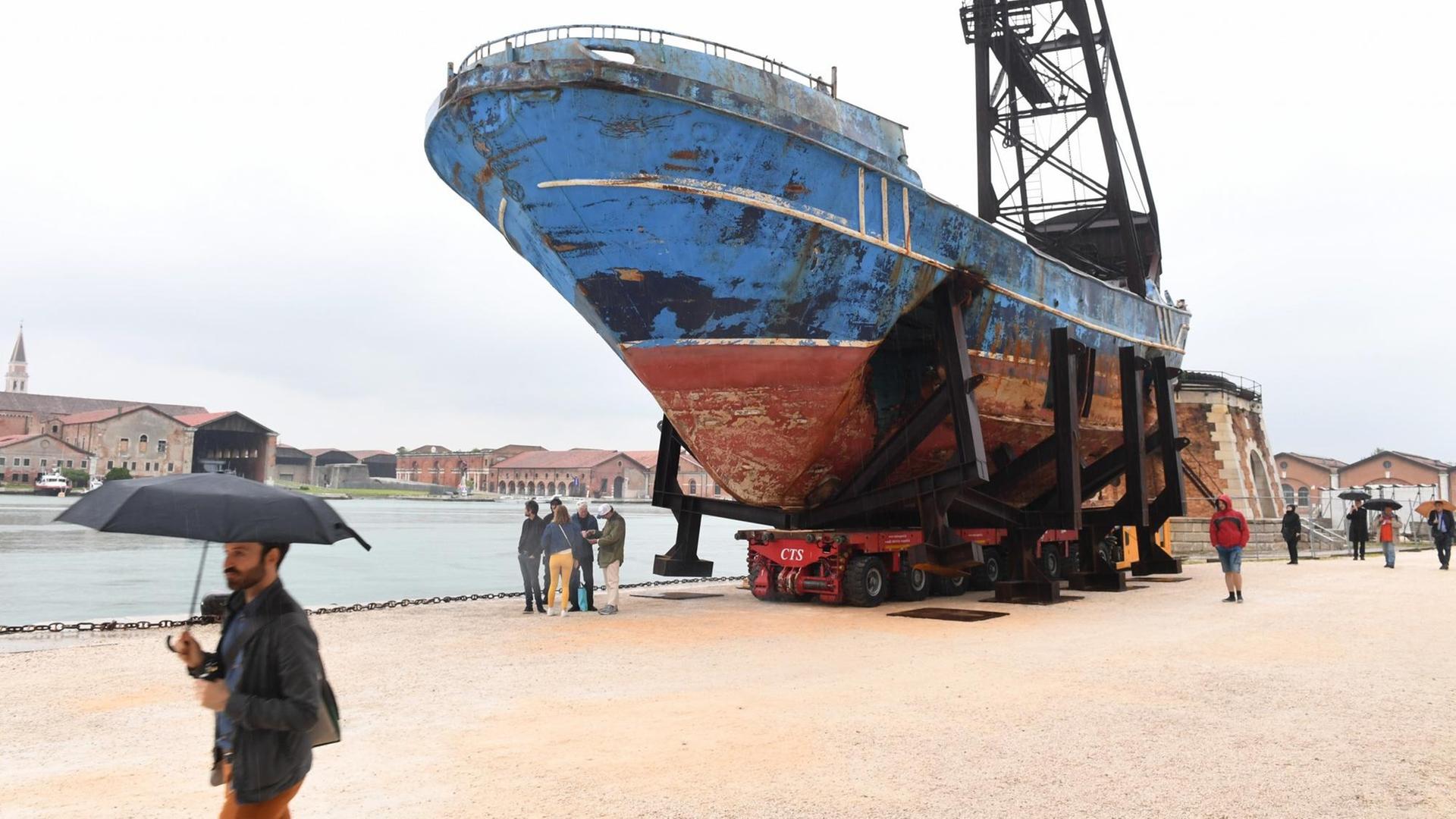 Das Wrack der Barca Nostra, ein im Jahr 2015 versunkenes Schiff, das 700 Migranten an Bord hatte, steht im Arsenale auf der Art Biennale Venedig 2019. Das Wrack der Barca Nostra, ein im Jahr 2015 versunkenes Schiff, das 700 Migranten an Bord hatte, steht im Arsenale auf der Art Biennale Venedig 2019.