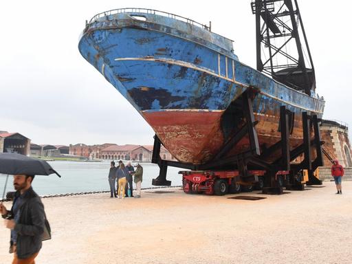 Das Wrack der Barca Nostra, ein im Jahr 2015 versunkenes Schiff, das 700 Migranten an Bord hatte, steht im Arsenale auf der Art Biennale Venedig 2019.