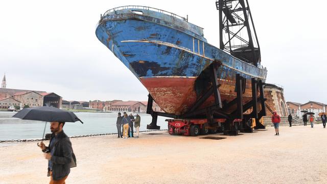 Das Wrack der Barca Nostra, ein im Jahr 2015 versunkenes Schiff, das 700 Migranten an Bord hatte, steht im Arsenale auf der Art Biennale Venedig 2019.