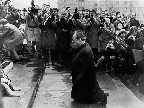 Geste der Demut und Entschuldigung: Willy Brandts berühmter Kniefall vor dem Denkmal für die ermordeten Juden in Warschau, 6.12.1970 Geste der Demut und Entschuldigung: Willy Brandts berühmter Kniefall vor dem Denkmal für die ermordeten Juden in Warschau, 6.12.1970