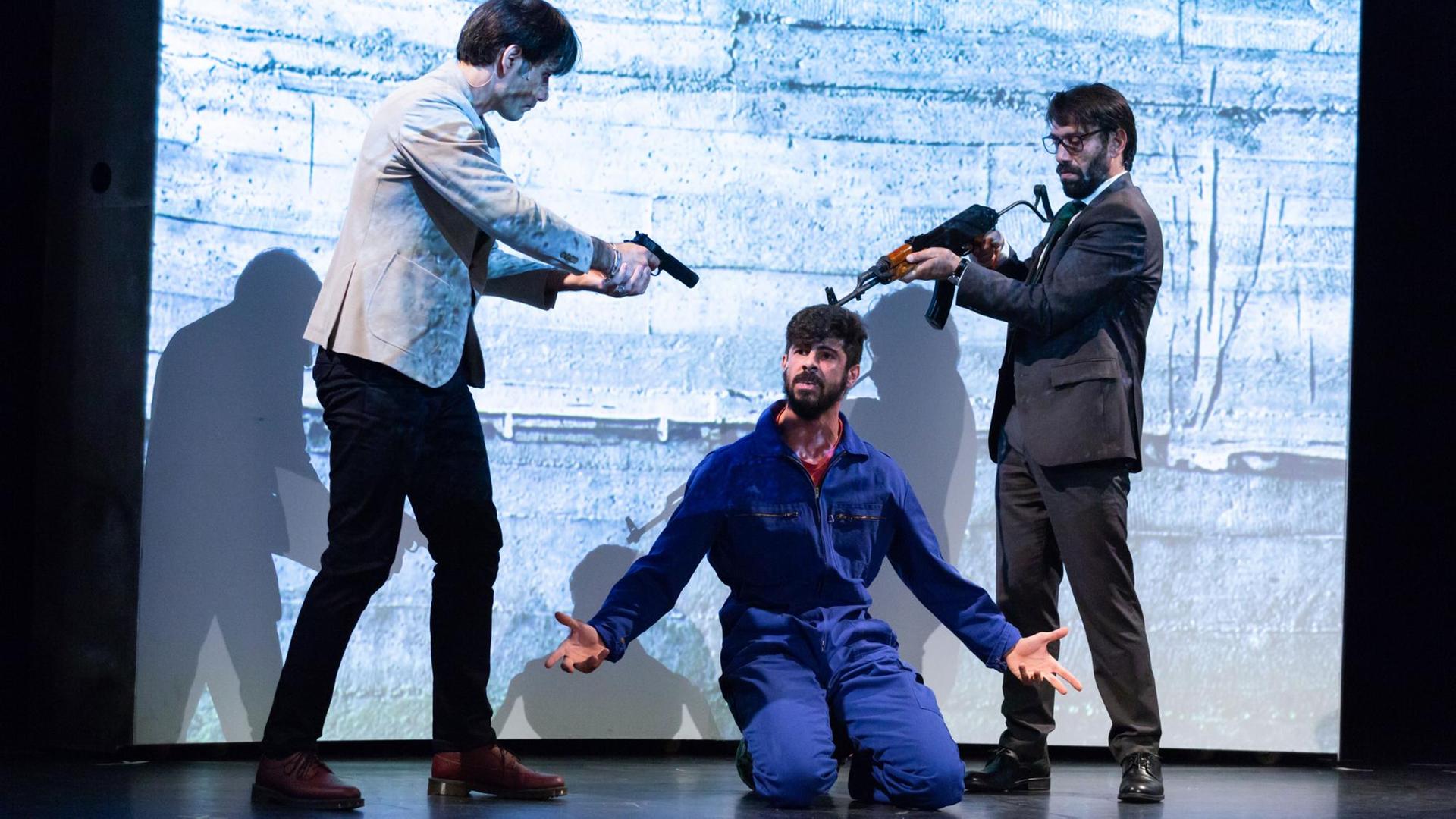 Saad Al Ghefari, Mustafa Kur und Ramzi Choukair (v.l.). "The Factory", PACT Zollverein. Foto: Ant Palmer/Ruhrtriennale 2018 Saad Al Ghefari, Mustafa Kur und Ramzi Choukair (v.l.). "The Factory", PACT Zollverein. Foto: Ant Palmer/Ruhrtriennale 2018