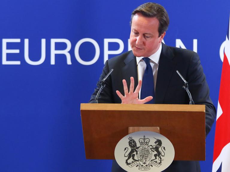 David Cameron gestikuliert bei einem Auftritt in Brüssel