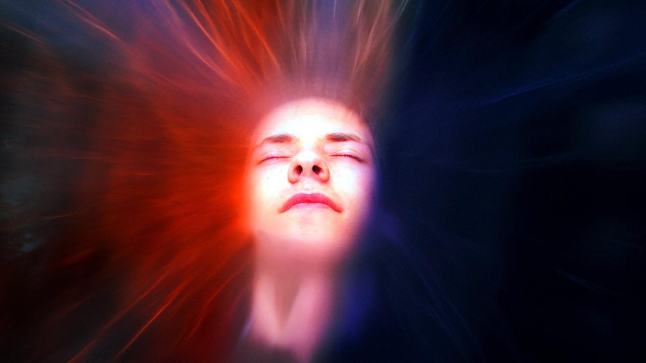 Das optisch verfremdete, symbolhafte Foto zeigt den Kopf einer Frau mit geschlossenen Augen. Das optisch verfremdete, symbolhafte Foto zeigt den Kopf einer Frau mit geschlossenen Augen.