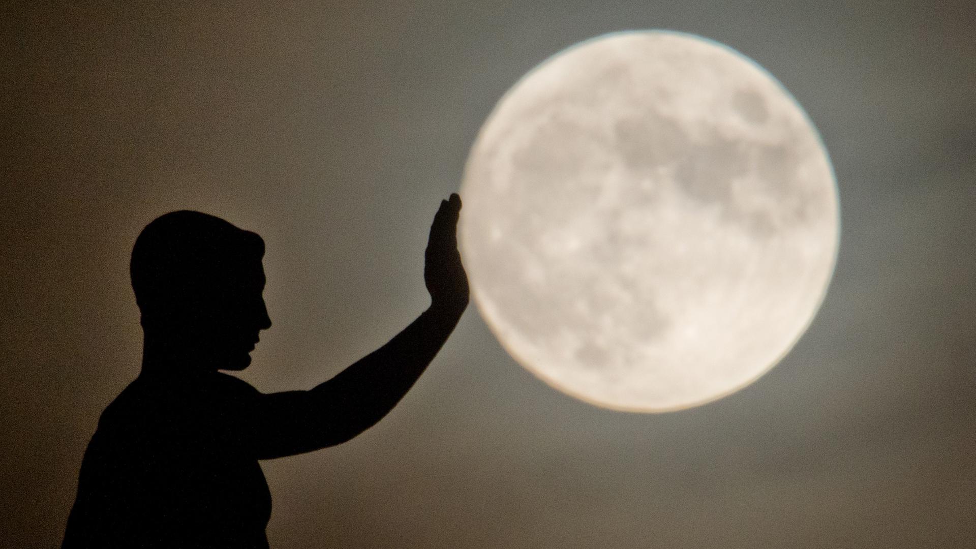 Tag und Nacht die Welt im Griff: Darum lagern Redaktionen die Nachtschicht ins Ausland aus Tag und Nacht die Welt im Griff: Darum lagern Redaktionen die Nachtschicht ins Ausland aus