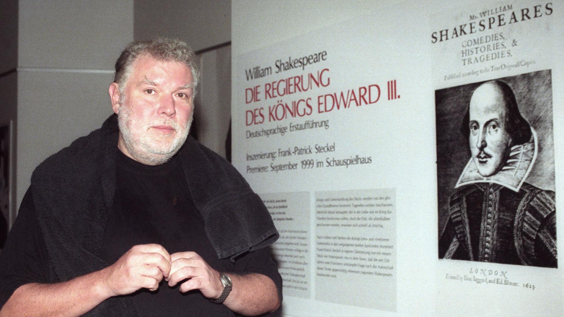 Regisseur Frank-Patrick Steckel steht am 10.9.1999 neben einem Bild von William Shakespeare im Schauspielhaus Köln Regisseur Frank-Patrick Steckel steht am 10.9.1999 neben einem Bild von William Shakespeare im Schauspielhaus Köln