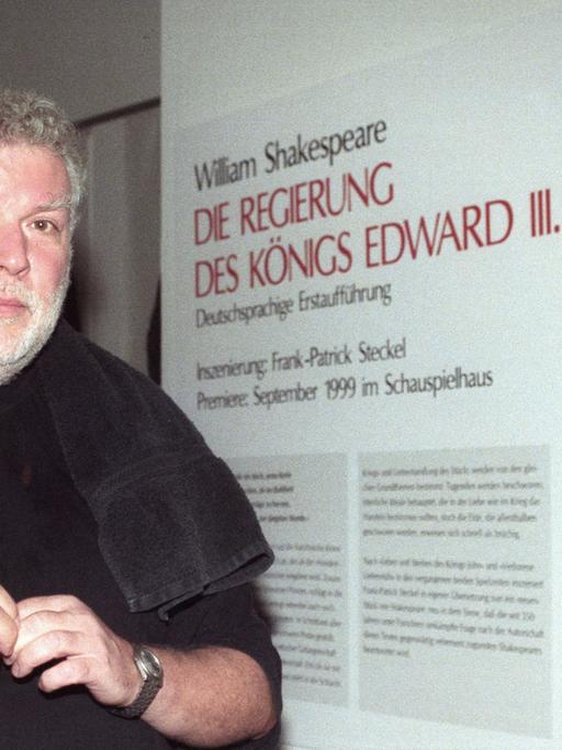 Regisseur Frank-Patrick Steckel steht am 10.9.1999 neben einem Bild von William Shakespeare im Schauspielhaus Köln