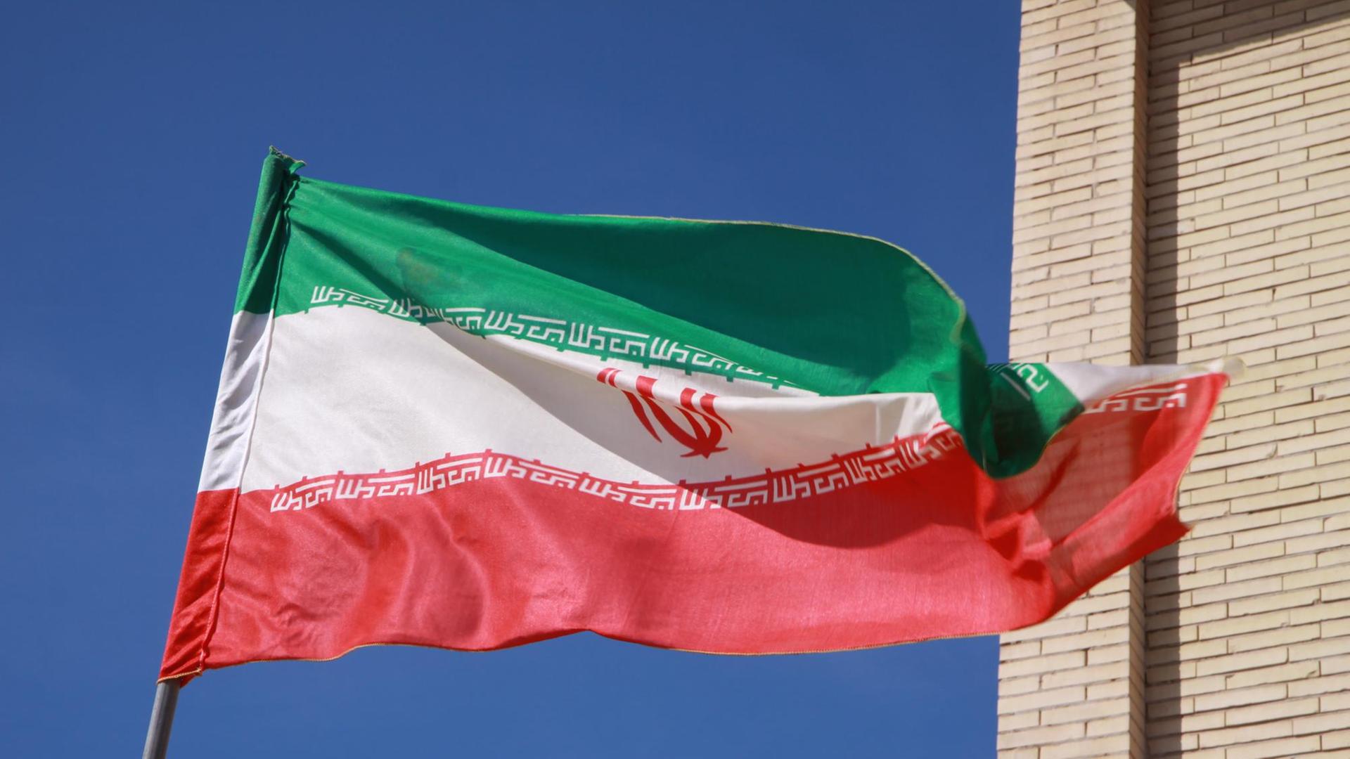 Die iranische Flagge weht auf der Insel Hormus vor Bandar Abbas. Die iranische Flagge weht auf der Insel Hormus vor Bandar Abbas.
