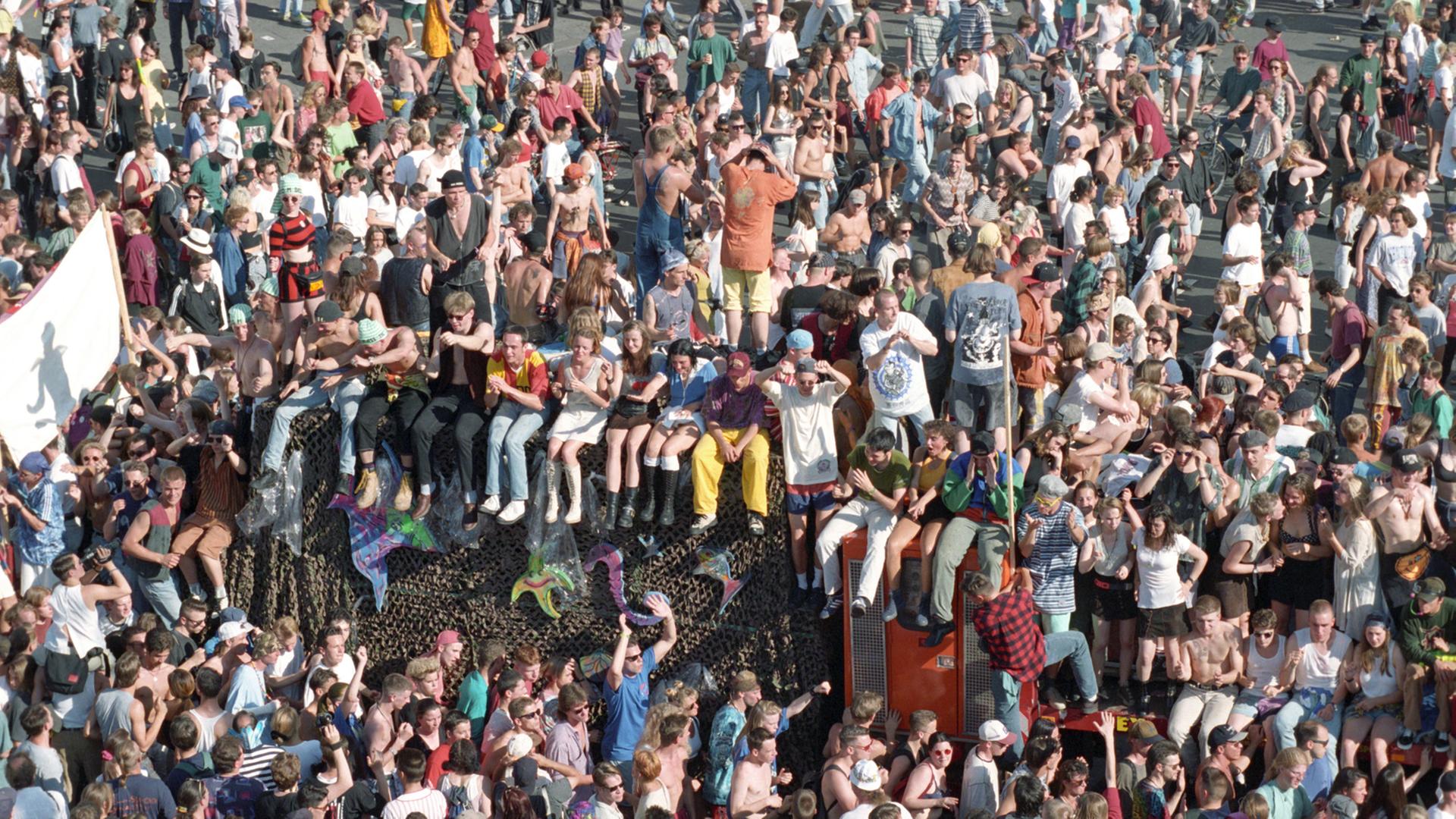 Rückblick: Der Berliner Kurfürstendamm verwandelte sich am 2. Juli 1994 in die längste Disco der Welt. "Friede, Freude, Eierkuchen" lautete das Motto der Love Parade '94. Rückblick: Der Berliner Kurfürstendamm verwandelte sich am 2. Juli 1994 in die längste Disco der Welt. "Friede, Freude, Eierkuchen" lautete das Motto der Love Parade '94.