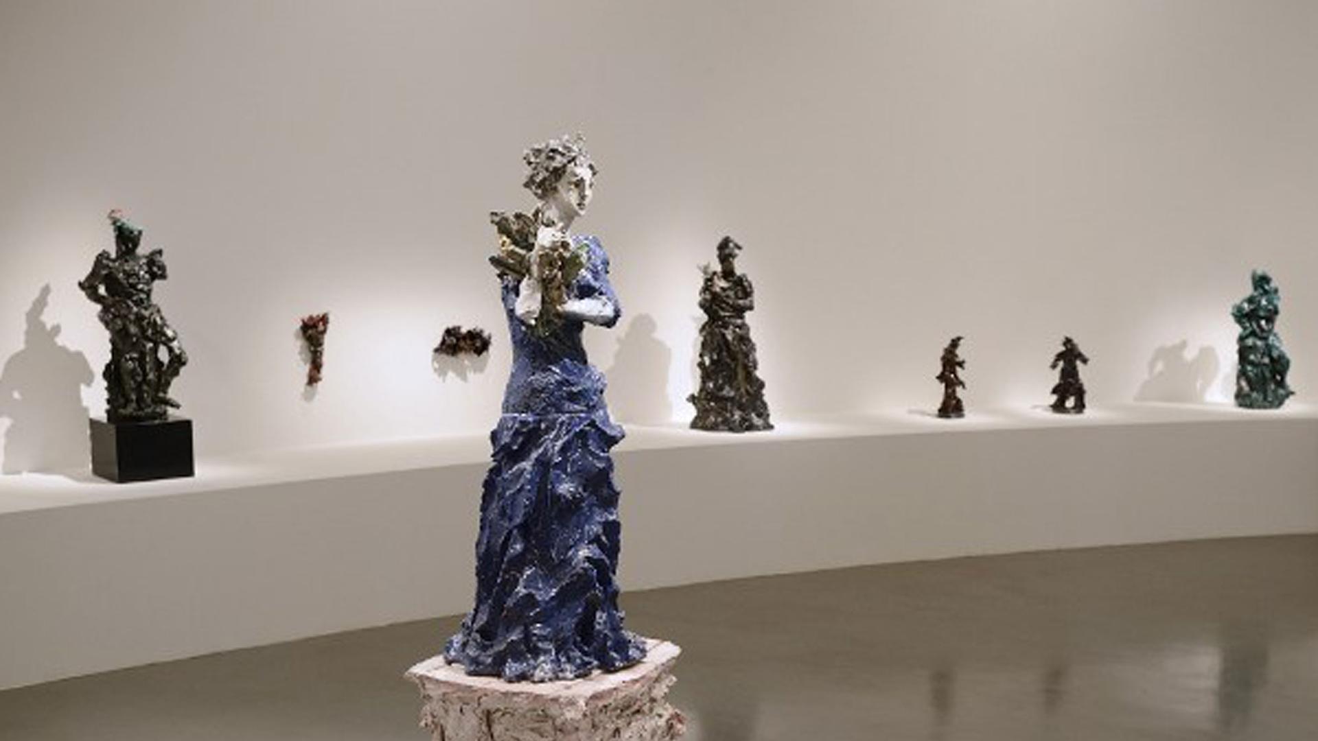 In einem hellen Raum stehen mehrere Skulpturen des Künstlers Lucio Fontana.
