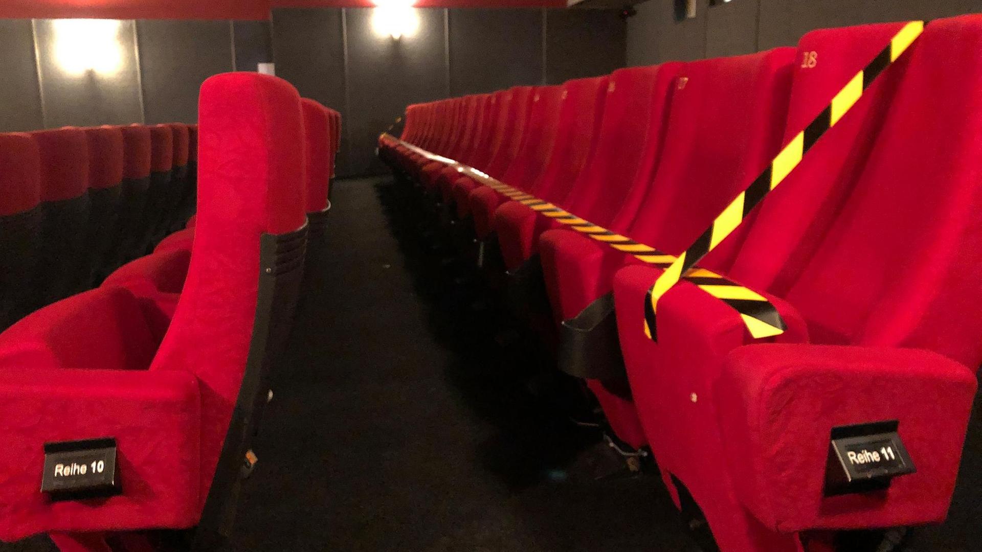 Abgesperrte Stuhlreihen im Kinosaal eines Programmkinos.
