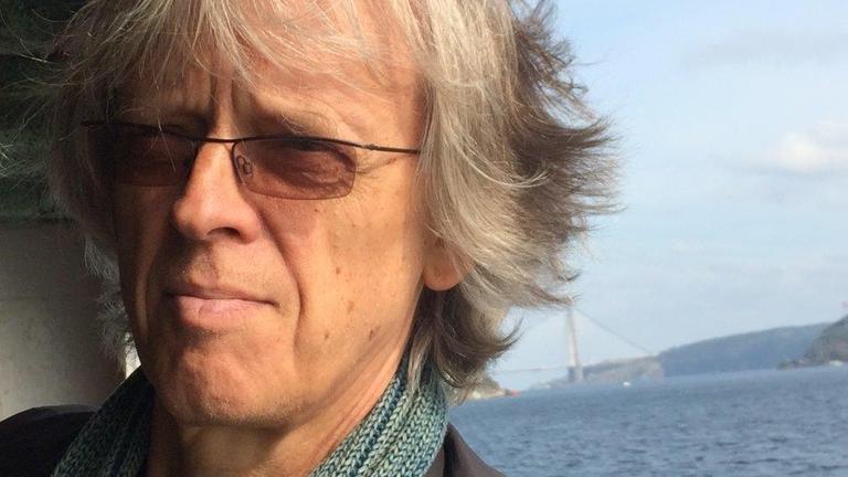 Porträt des Journalisten und Buchautors Stefan Klein, im Hintergrund das Meer