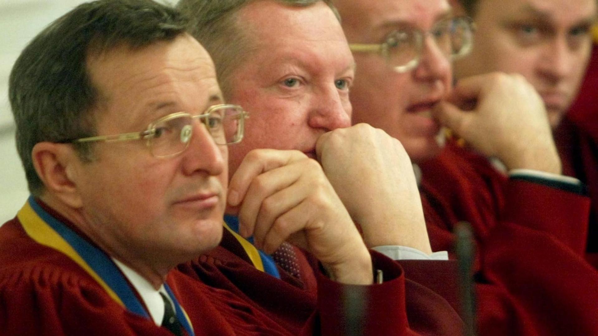 Ukrainische Richter hören sich die Aussagen eines Augenzeugen an. Ukrainische Richter hören sich die Aussagen eines Augenzeugen an.
