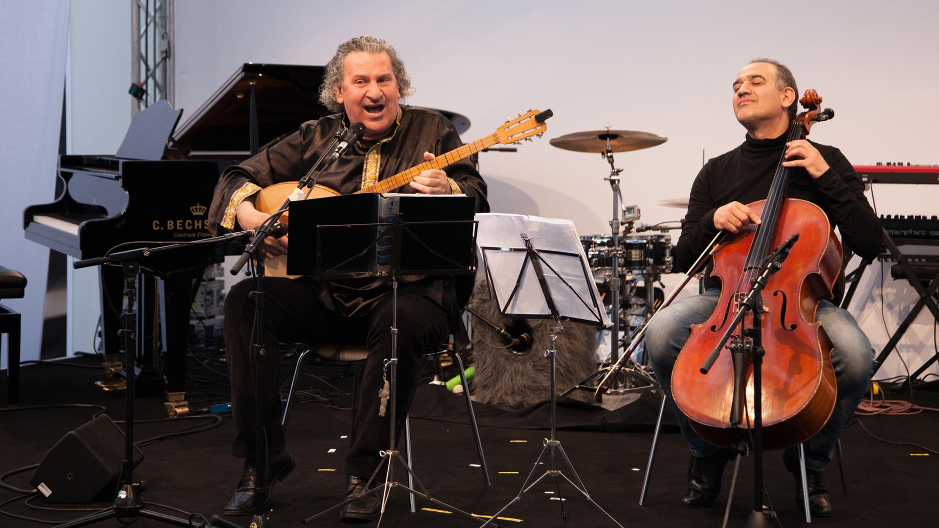 Die syrischen Musiker Ibrahim Keivo (Baglama, Bouzuk) und Athil Hamdan (Violoncello) auf der Deutschlandradio-Bühne der Frankfurter Musikmesse 2016. Die syrischen Musiker Ibrahim Keivo (Baglama, Bouzuk) und Athil Hamdan (Violoncello) auf der Deutschlandradio-Bühne der Frankfurter Musikmesse 2016.