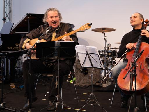 Die syrischen Musiker Ibrahim Keivo (Baglama, Bouzuk) und Athil Hamdan (Violoncello) auf der Deutschlandradio-Bühne der Frankfurter Musikmesse 2016.