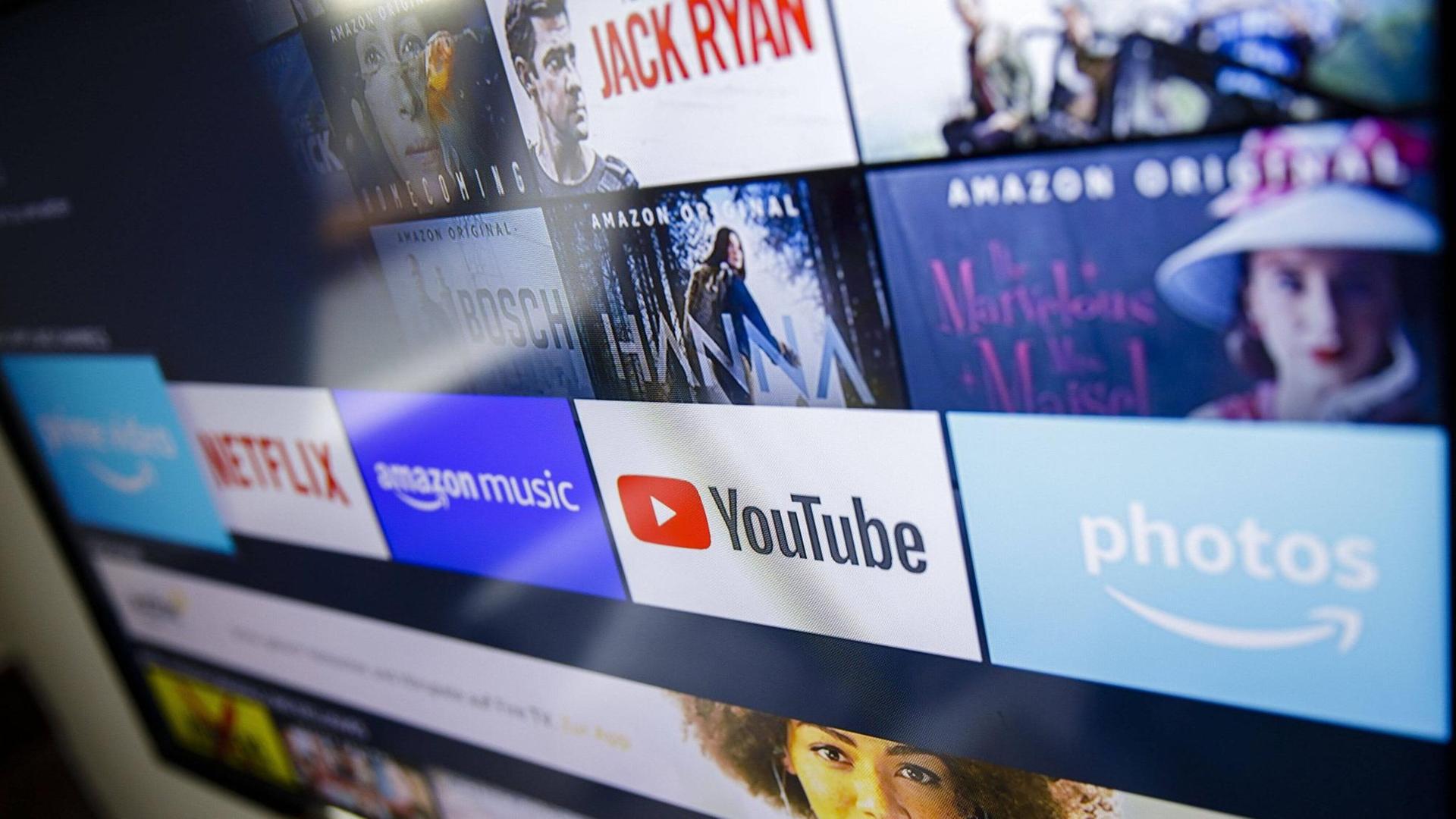 Die Logos der Streaming Dienste Amazon Prime Video, Netflix, amazon music und youtube sind auf einem Fernseher zu sehen. Die Logos der Streaming Dienste Amazon Prime Video, Netflix, amazon music und youtube sind auf einem Fernseher zu sehen.