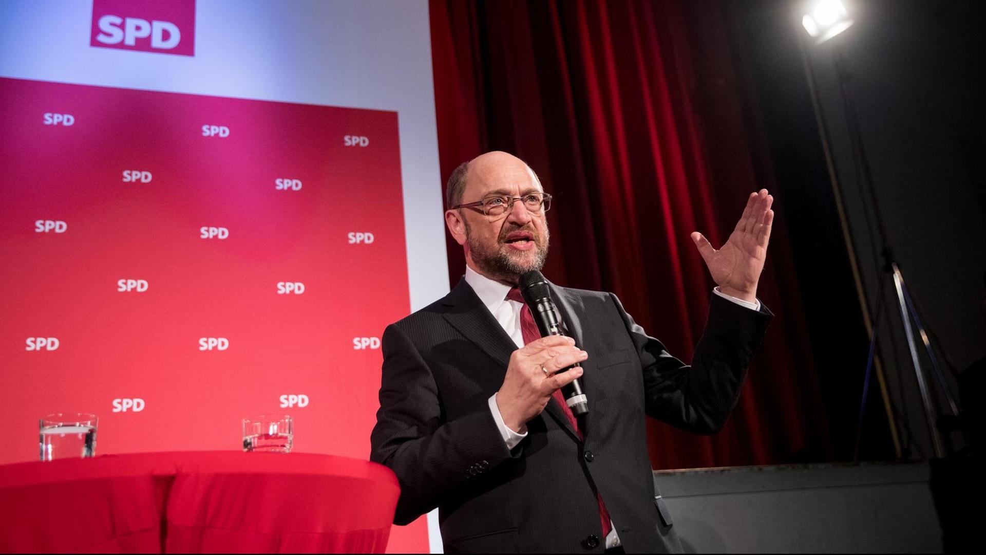 SPD-Kanzlerkandidat Martin Schulz bei einer Veranstaltung der Sozialdemokraten in Ahrensburg, Schleswig-Holstein SPD-Kanzlerkandidat Martin Schulz bei einer Veranstaltung der Sozialdemokraten in Ahrensburg, Schleswig-Holstein