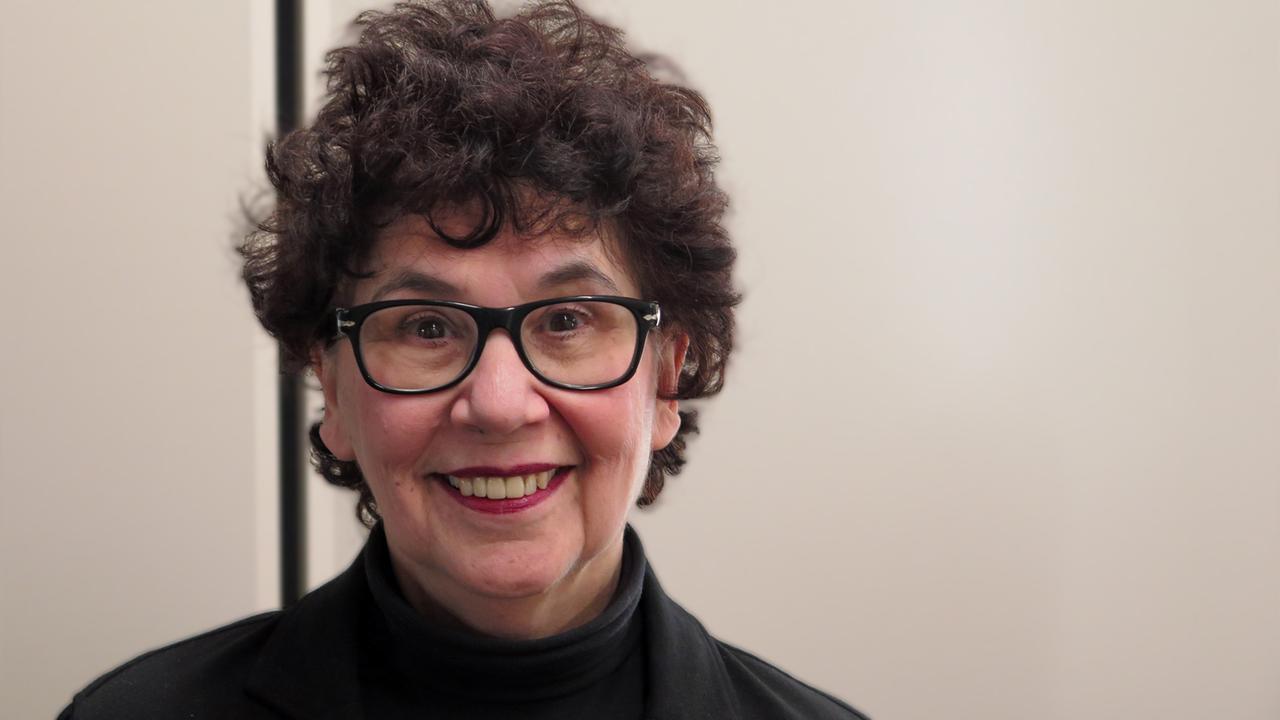 Holly-Jane Rahlens im Studio von Deutschlandradio Kultur (2017). Holly-Jane Rahlens im Studio von Deutschlandradio Kultur (2017).