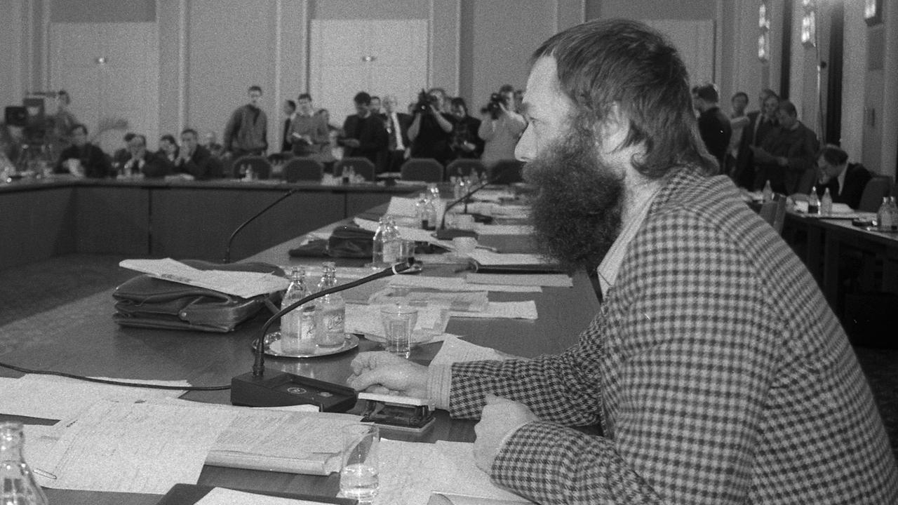 Der Mitbegründer der Sozialdemokratischen Partei SDP (seit 13.1.1990 SPD) Markus Meckel nimmt im Januar 1990 am Zentralen Runden Tisch im Konferenzgebäude des Ministerrates der DDR am Schloss Niederschönhausen (heute Schönhausen) in Berlin-Pankow teil. Der Mitbegründer der Sozialdemokratischen Partei SDP (seit 13.1.1990 SPD) Markus Meckel nimmt im Januar 1990 am Zentralen Runden Tisch im Konferenzgebäude des Ministerrates der DDR am Schloss Niederschönhausen (heute Schönhausen) in Berlin-Pankow teil.